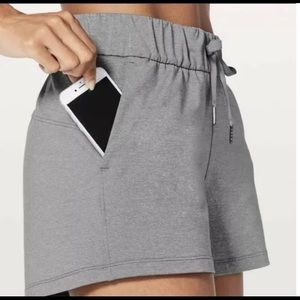 Lululemon ON THE FLY shorts size 6